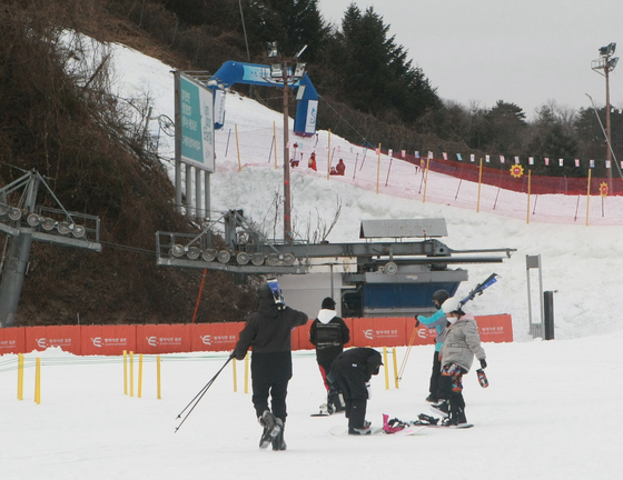 On the afternoon of the 4th, the users of the ski resort will travel to the slopes of the Elysian Gangchon Resort Ski Resort in Chuncheon City, Gangwon Province. [뉴시스]