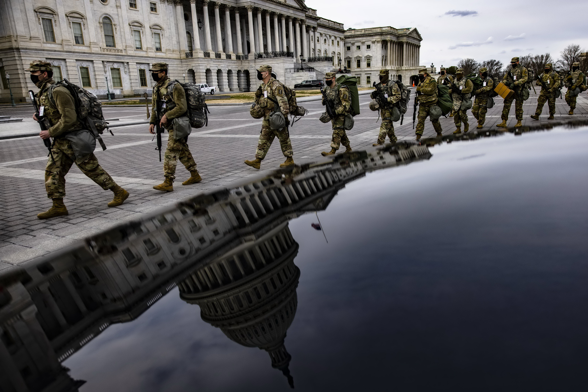 버지니아 주 방위군이 16일 워싱턴 DC에 도착해 담당지역으로 이동하고 있다. 지난 6일의 의사당 난입사태 이후 미 연방수사국은 수도 워싱턴과 50개 주에서 유사한 사례가 발생할 수 있다고 경고했다. AFP=연합뉴스