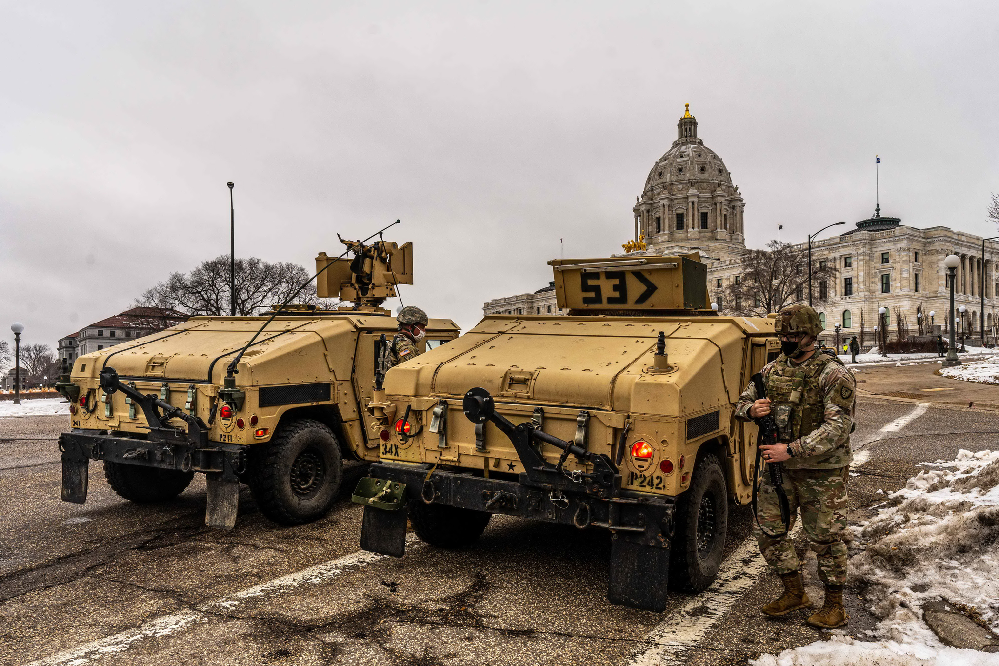 미네소타 주 방위군이 16일 주도 세인트폴의 미네소타 주 청사를 경비하고 있다. 바이든 취임식을 앞두고 워싱턴뿐만 아니라 전국에 비상경계령이 내려져 있다. AFP=연합뉴스