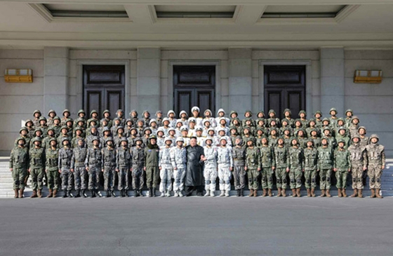 김정은, 8 차 당대회 ‘강력의 힘을 과시하다’이후 촬영 된 기념 사진
