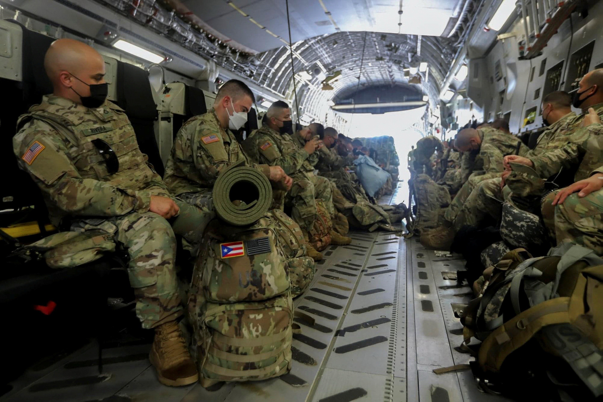 미국령 푸에르토 리코의 주 방위군이 바이든 대통령 취임식 경비를 지원하기 위해 상환에서 항공기에 탑승하고 있다. 로이터=연합뉴스