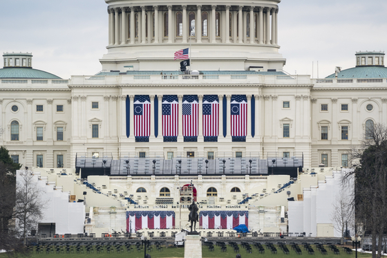 바이든, “미국의 민주주의의 소리”, 캐피 톨 힐 계단에서 취임 선서