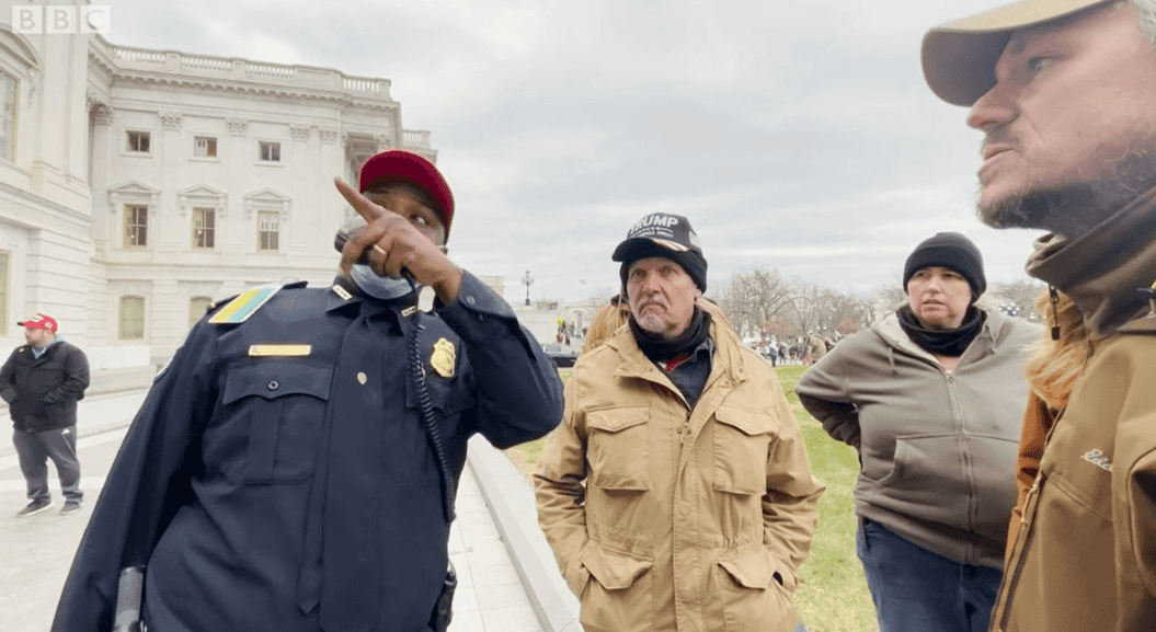 미 의회 경찰은 ‘트럼프 모자’착용으로 정직 … 동료를 구한 것으로 밝혀
