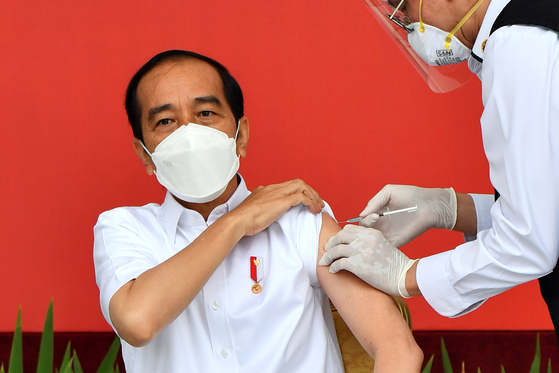 조코 위 인도네시아 대통령이 13 일 시노 팩 백신을 맞았다. [로이터=연합뉴스]