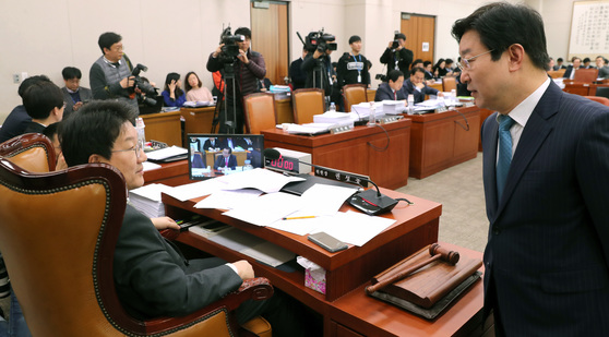 2017년 2월 23일 국회 법사위원회 전체회의 당시 권성동 법사위원장과 야당간 사인 박범계 의원이 이야기를 나누고 있다. 중앙포토