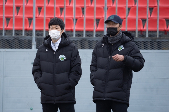 박지성(왼쪽)과 김상식 감독. 사진=전북 현대 제공