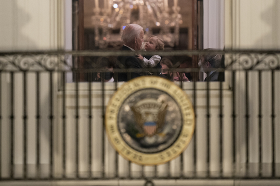 President Biden makes eye contact with his grandson Bo, who attended the inauguration ceremony at the White House on the 20th. [AP=연합뉴스]