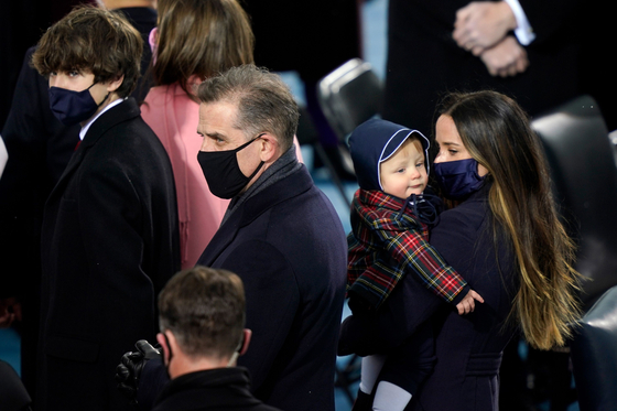 President Biden's grandson Bo is in the arms of his Aunt Ashley at his grandfather's inauguration on the 20th. [AFP=연합뉴스]