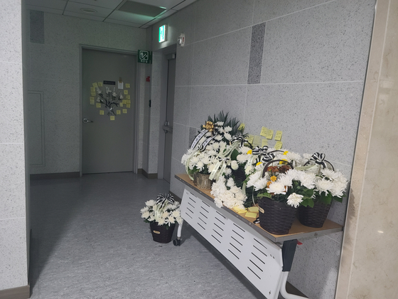 A memorial space created in front of his office (shoe repair room) by the council of government and opposition advisers to commemorate the late Mr. Jung Soon-tae (63), the late 'Old Man' who worked in the Hall of the National Assembly for 20 years.  Provided by the Assistant Council of National Force