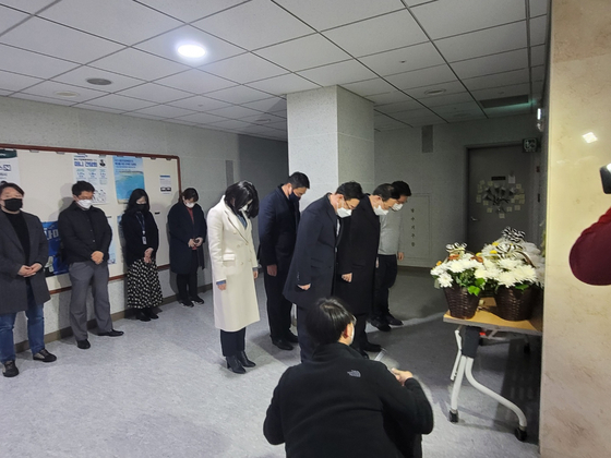 People's Power Ho-young Joo, Chief of Staff Kim Seong-won and Speaker Bae Hyun-jin visit the Assembly Hall of the National Assembly on the evening of the 21st to commemorate the late 'Old Man' Jung Soon-tae (63 ).  Provided by the Assistant Council of National Force