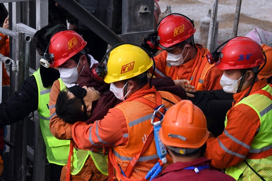 지하 650m 2 주 … 11 명의 중국 광부 구조, 10 명은 생사를 모른다