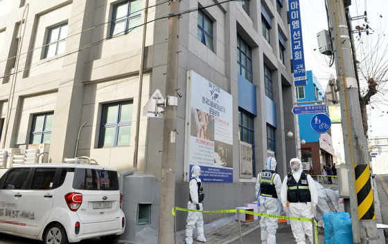 The building was closed by the police in an unauthorized facility (IEM International School) belonging to a religious organization in Jung-gu, Daejeon on the 25th, when 127 confirmed cases of the new coronavirus infection (Corona 19) occurred, and the quarantine authorities.  they are moving waste.  /2021.01.25.