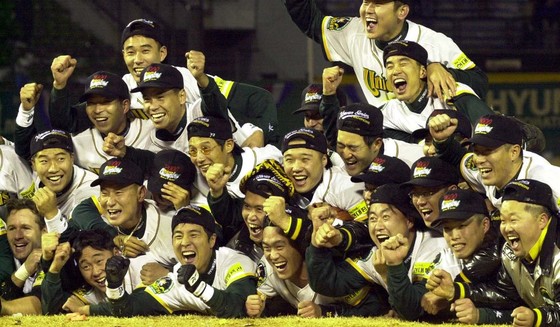 한국시리즈에서 우승을 차지한 현대선수들이 환호하고 있다. 중앙포토