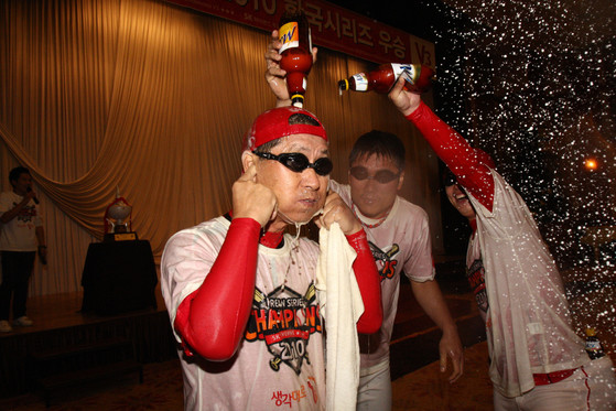 2010년 한국시리즈 우승한 SK와이번스의 김성근 감독과 선수들이 그랜드호텔에서 짜릿한 축하 파티를 열고 있다. 일간스포츠