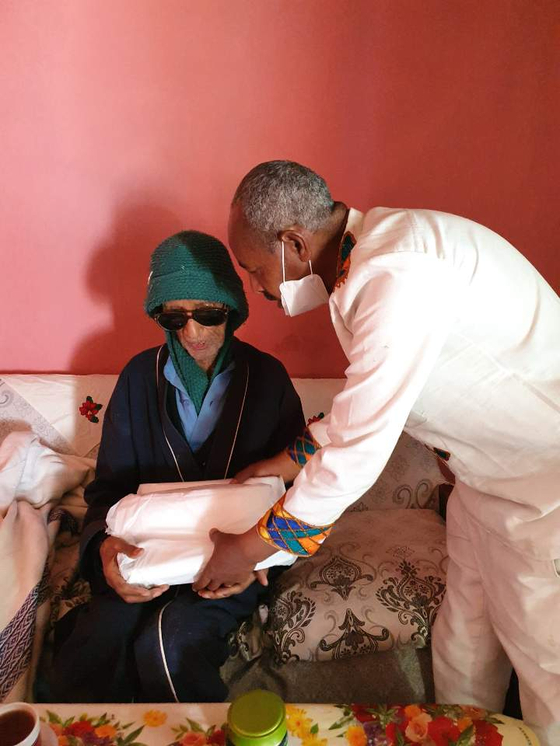 An official from the Korean War Veterans Association in Ethiopia visits an unwell Korean War veteran and hands him masks.  Photo City of Chuncheon