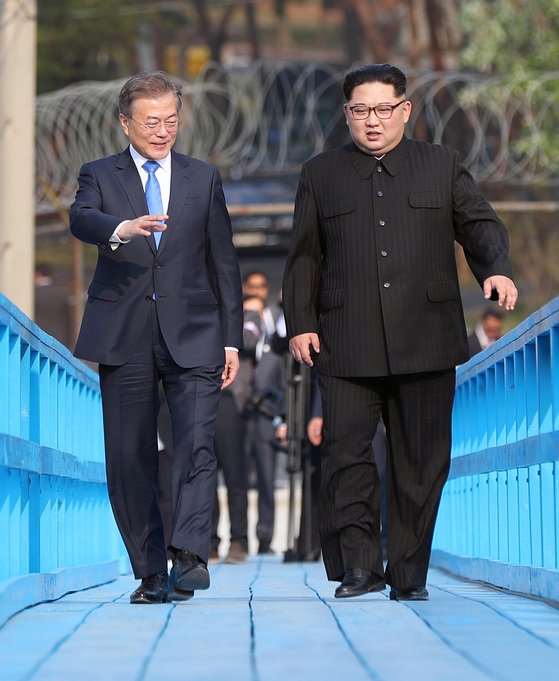 President Moon Jae-in and North Korean leader Kim Jong-un take a walk in Doboda-ri, Panmunjeom, on the afternoon of the 27th. During the summit on April 27, President Moon presented a USB stick to President Kim with the content of the 