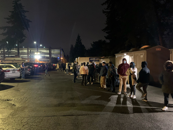 Lined up wearing bathrobes… Midnight vaccination disturbance for 1600 people in Seattle, USA