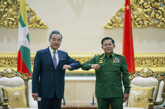 미얀마 쿠데타 직전 쿠데타 사령관을 만난 중국 왕