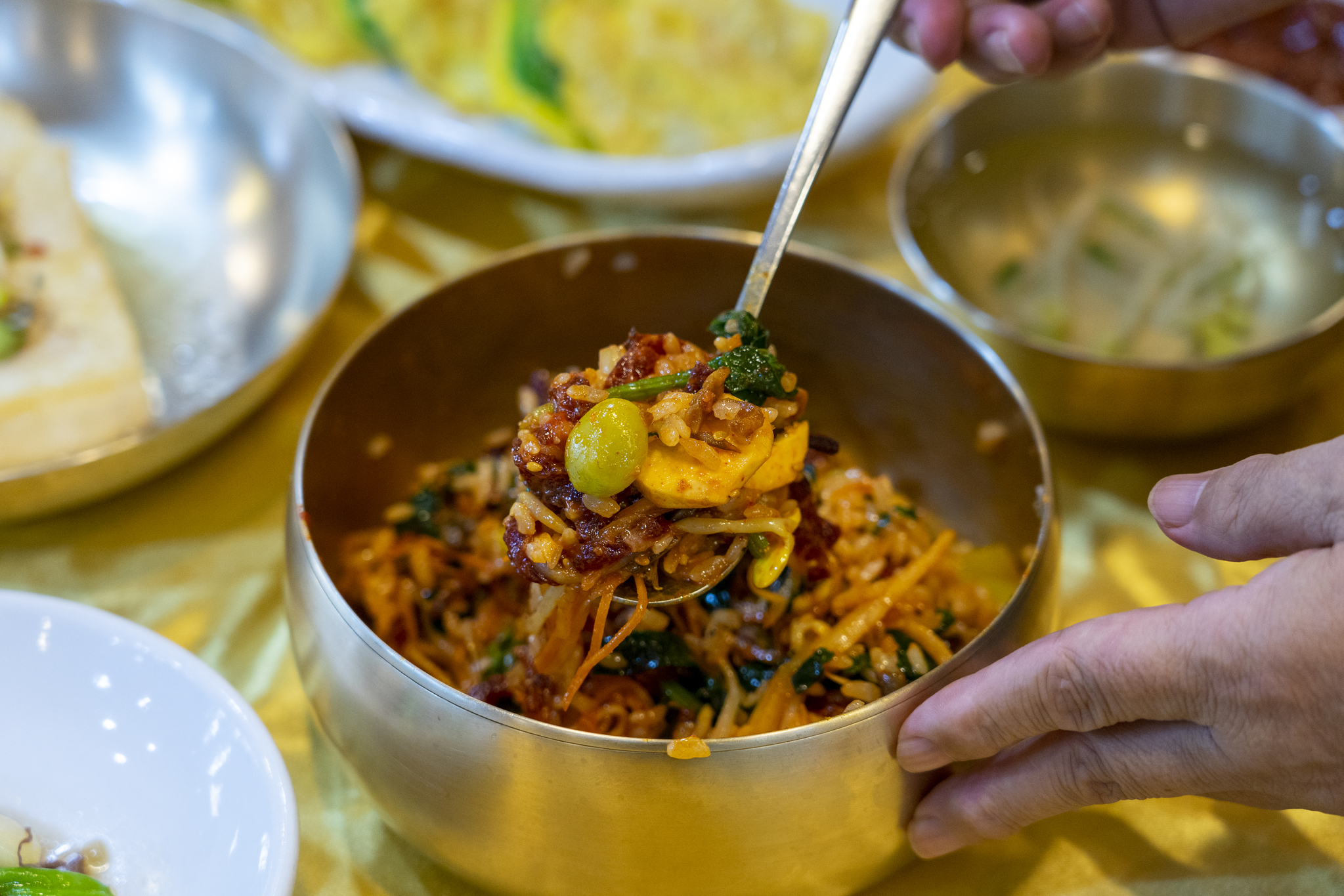 '갑기회관'은 사골 육수로 밥을 짓는다. 그래야 밥알이 서로 달라붙지 않고 고소한 맛을 낸다고 한다.