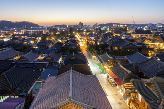 전주 한옥마을의 전경. 코로나19 이후 사람이 부쩍 줄은 모습이다. 