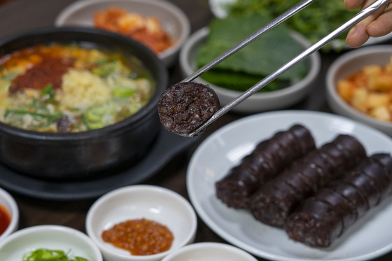 남부시장 안 '조점례 남문 피순대'의 피순대와 순대국밥