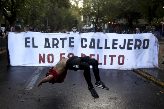 “아버지없는 아이들이야?”  경찰이 거리 예술가를 살해하면서 칠레 시위가 격화