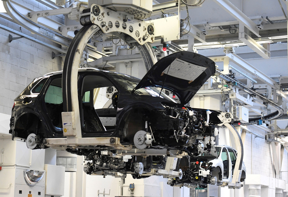 르노는 자동차 용 반도체 부족으로 GM에 이어 생산량을 줄였다.