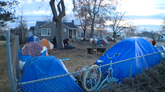 마당을 15 명의 노숙자를위한 캠프장으로 바꾼 미국인