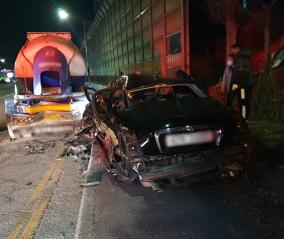 Two people in their 20s were killed by the tank lorry of the Opirus car in Cheonan