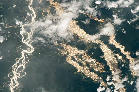 우주에서 볼 수있는이 황금 웅덩이 … 아마존의 재앙