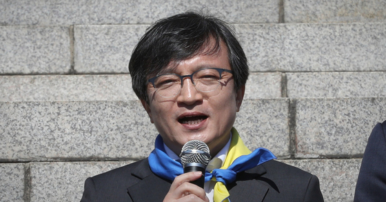 On March 22 last year, former Blue House spokesperson Kim Eui-gyeom speaks at a press conference for candidates running for proportional representatives of the Open Democratic Party held on the stairs in front of the main office of the National Assembly. [연합뉴스] 