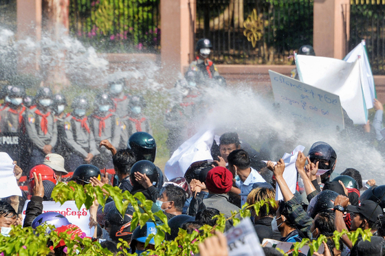 Local media in Myanmar “Citizens struck seriously”…  Mobilization of rubber bullets and water cannons