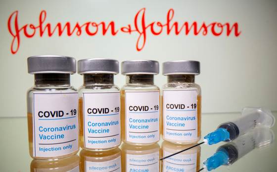 한 번만 접종하면 되고 보관도 쉬운 존슨앤드존슨의 코로나19 백신이 이달 말 미 식품의약국(FDA)의 승인을 받으면 팬데믹 상황의 '게임 체인저'가 될 것이라는 이야기가 나온다. [로이터=연합뉴스]