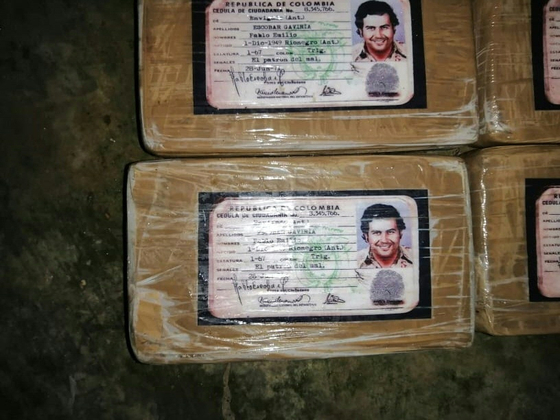 압수된 마약 겉면에 콜롬비아 마약왕 파블로 에스코바르의 사진이 찍혀 있다. AFP=연합뉴스
