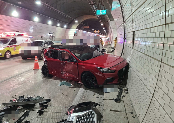 In addition, 7 people were injured as a result of a series of collisions at Dunnae Tunnel, a row of 5 cars.