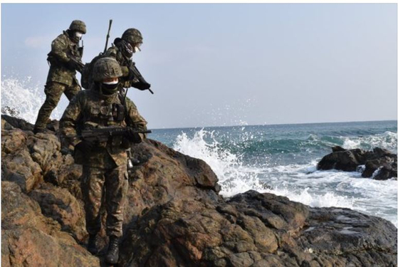 “북한 남자가 잡힌 해안 근처에서 잠수복과 오리발이 발견되었습니다”
