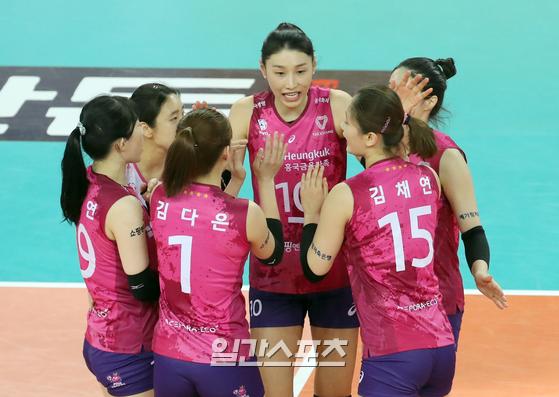 Kim Yeon-kyung, who was encouraging juniors, could not hide her regrets.