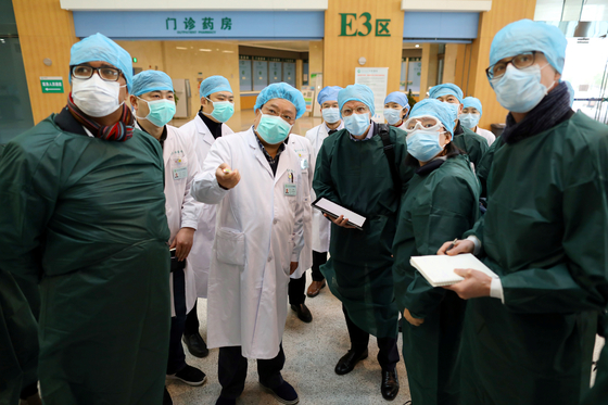 중국 후베이성 우한의 병원을 방문한 세계보건기구(WHO) 파견팀. [로이터=연합뉴스]