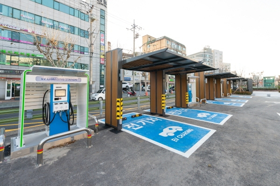 Electric vehicle rapid charging station and gas station.  “Installation of moving bases such as expressways”