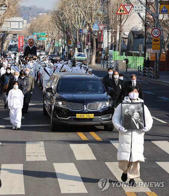 On the morning of the 19th, in Daehak-ro, Jongno-gu, Seoul, the late Paik Ki-wan, director of the Institute for Unification Studies, heads to Seoul Plaza.  Yunhap news