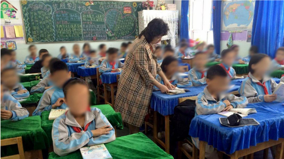 위구르 수용소로 발령나기 전 이 지역 초등학교에서 중국어를 가르치는 시디크의 모습 [CNN]