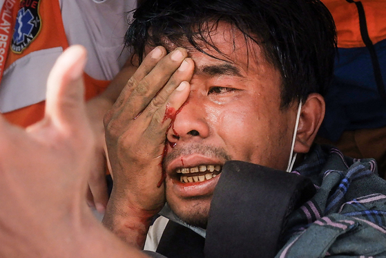 시위대를 무차별 적으로 발사 한 것은 미얀마로 힝야 대학살이었다.