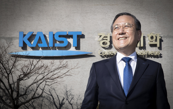 Overcoming the stigma of’old alumni’ and completing his term of office for 4 years…  KAIST president’s hand