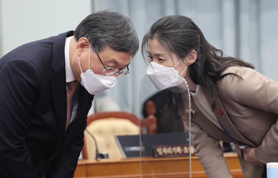 Shin Hyun-soo, Min Jeong-suk and Kim Oe-sook Chief of Staff (Seoul = Yonhap News) Reporter Choi Jae-koo = Blue House Shin Hyun-soo, Min Jeong-su and Kim Oe-sook, Senior Blue House staff House on the morning of the 5th we are in conversation before the meeting of the Council of State held at the Blue House.  2021.1.5 jjaeck9@yna.co.kr (End) 〈Copyright (c) Yonhap News, Unauthorized reprint-redistribution prohibited〉