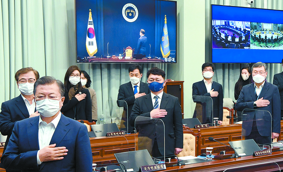 President Moon Jae-in salutes the national flag at the seventh meeting of the Council of State held at the Blue House on the 16th. Shin Hyun-soo, president of the Blue House, expressed his appreciation (far right).  Photo reporters of the Blue House