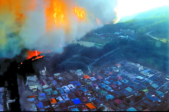 Andong, Hadong, and Yeongdong Simultaneous forest fires threaten villages with dry winds