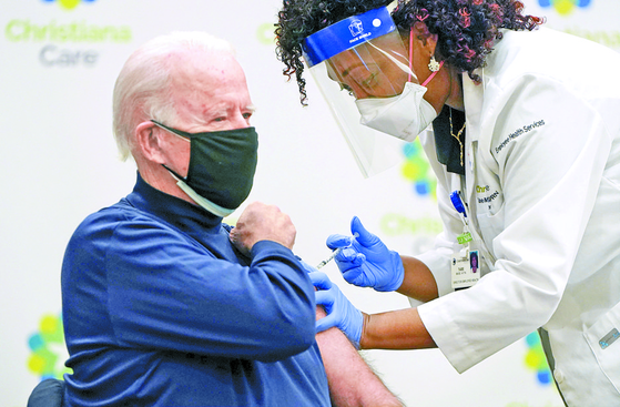 The President of the United States, Biden, receives the COVID-19 vaccine. [AFP=연합뉴스]