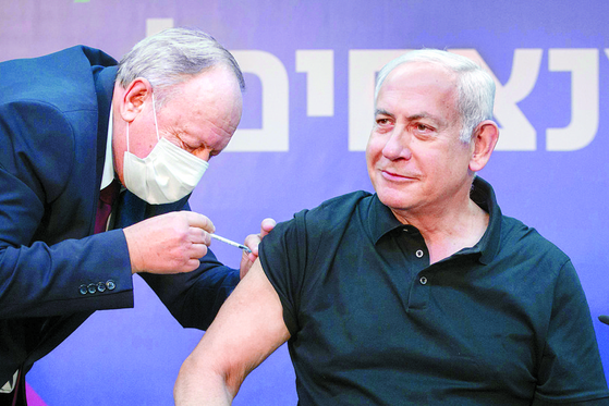 Israeli Prime Minister Netanyahu receives the COVID-19 vaccine. [로이터=연합뉴스]