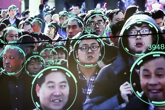 2018년 10월 중국 베이징에서 열린 AI 개발자 대회에서 시연된 얼굴인식 프로그램. [로이터=연합]