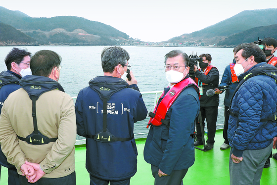 41 days before the Busan election…  President Moon floated a boat on Gadeokdo